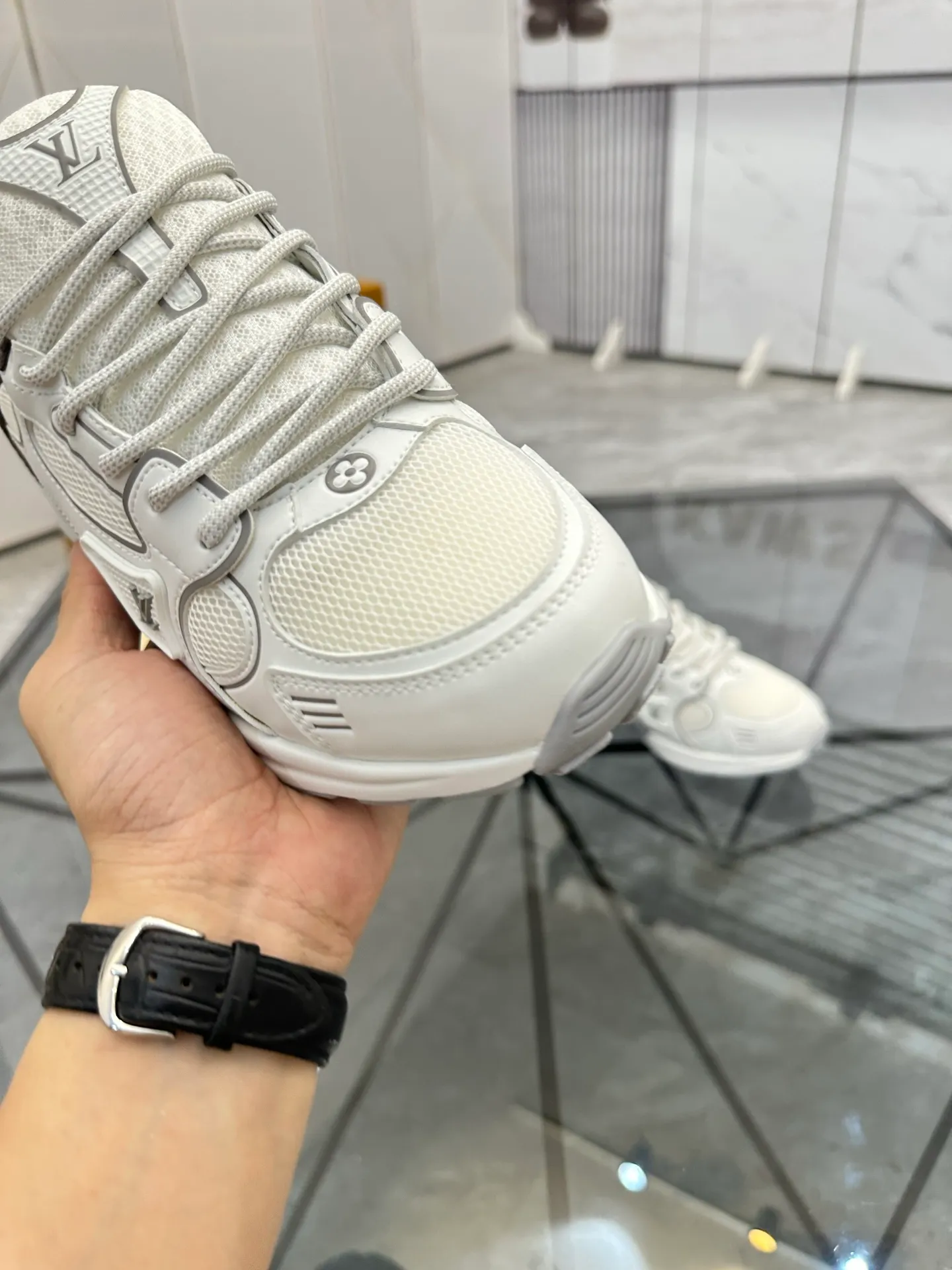 Men's shoes: 💰P660¥ Top quality Product trademark: LV* "Louis Vuitton*" low-top casual shoes Regular size: 35-44 (can be customized to 45.46) Couple style Product materials: Upper imported cowhide stitching original material, breathable lining, original outsole. Number: H218